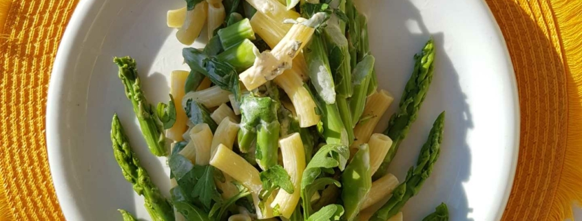 Hörnchen mit grünem Spargel